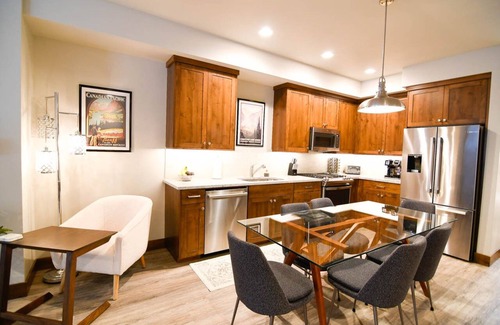 McCall House | Stars over Silverpine - Downtown McCall - Walk to Payette Lake - Garage - WiFi