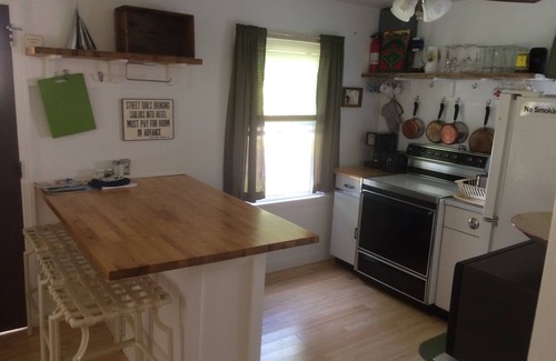 Geneva-on-the-Lake Cottage | Starshine Cottage - Geneva on the Lake - Renovated and Ready to Rent