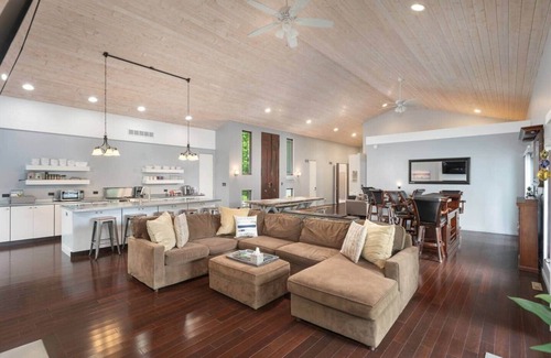 Ottawa House | Starved Rock Retreat- 5 min from State Parks!