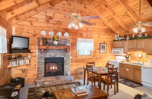 Gatlinburg - Pigeon Forge Cabin | Starwood Cabin! Stay at Starwood Cabin and enjoy the best of privacy and comfort