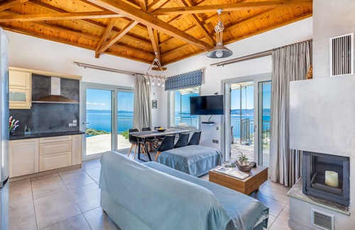Glossa Villa | State-of-the-Art Villa has Infinity Pool, Jacuzzi, Comfort Cooling, Sunset View