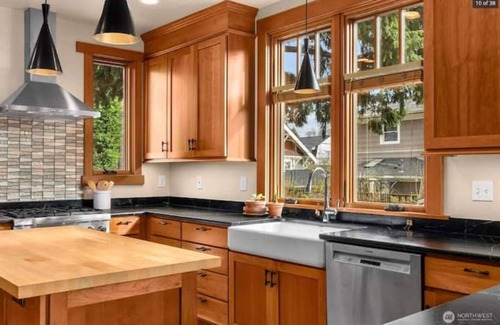 Queen Anne House | Stately Craftsman- Ideal corporate stay, DTWN: 1mi