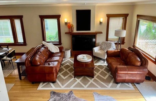 Queen Anne House | Stately Craftsman- Ideal corporate stay, DTWN: 1mi