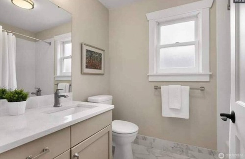 Queen Anne House | Stately Craftsman- Ideal corporate stay, DTWN: 1mi