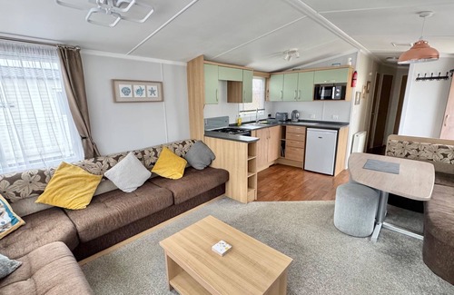 East Lindsey District Cabin | Statichomesleeps6-lakeview-petsok-balcony-parking
