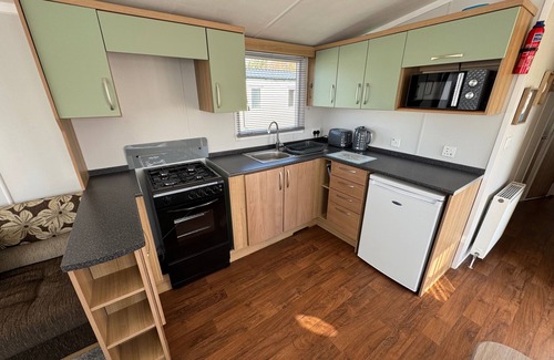 East Lindsey District Cabin | Statichomesleeps6-lakeview-petsok-balcony-parking