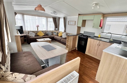 East Lindsey District Cabin | Statichomesleeps6-lakeview-petsok-balcony-parking