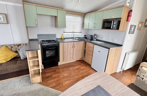 East Lindsey District Cabin | Statichomesleeps6-lakeview-petsok-balcony-parking