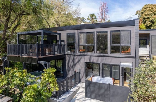 Warburton Apartment | Station Hideaway with Private Spa & Mountain Views