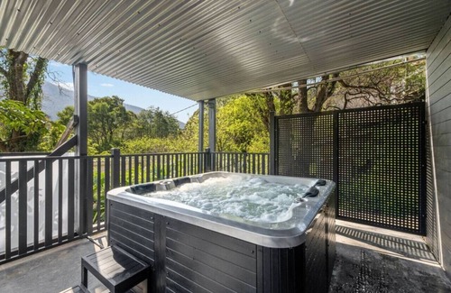 Warburton Apartment | Station Hideaway with Private Spa & Mountain Views