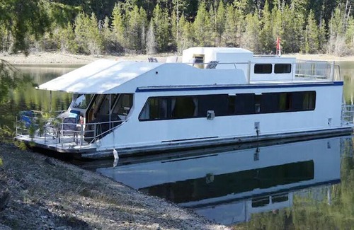 Nelson Boat Rental | Stationary houseboat for rent on Kootenay Lake