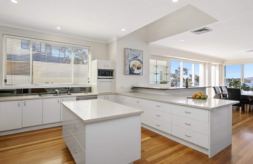 Point Clare House | Stay 7, pay 5 these school holidays->pool