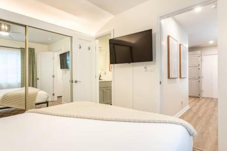 Sand Section Apartment | Stay around the corner from the Manhattan Beach Strand