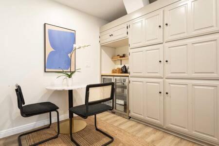 Sand Section Apartment | Stay around the corner from the Manhattan Beach Strand