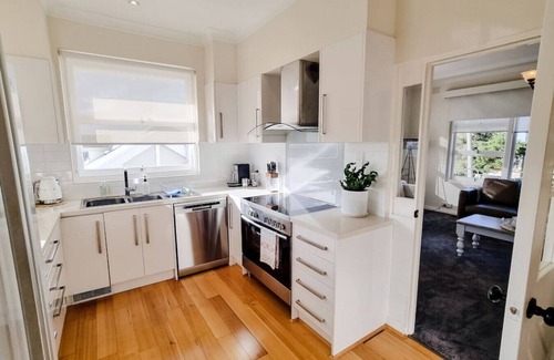 Turvey Park House | Stay at Beauty Point Wagga 5bdr 2bth magical views