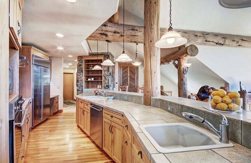 Baldy Mountain House | Stay at Dunkin Hill Lodge: Phenomenal Views-Shuttle Access-Pool Table-Private Hot Tub.