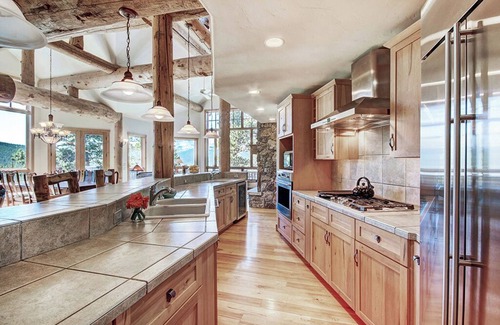 Baldy Mountain House | Stay at Dunkin Hill Lodge: Phenomenal Views-Shuttle Access-Pool Table-Private Hot Tub.
