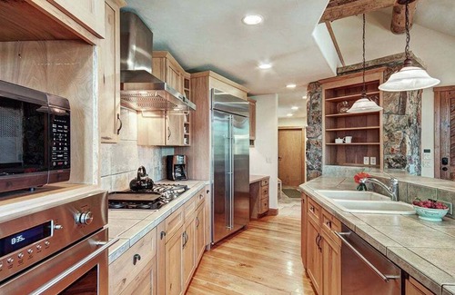 Baldy Mountain House | Stay at Dunkin Hill Lodge: Phenomenal Views-Shuttle Access-Pool Table-Private Hot Tub.