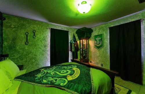 Lakeside Estates House | Stay at Hogwarts Harry Potter's Home, Free Parking, Pets Allowed
