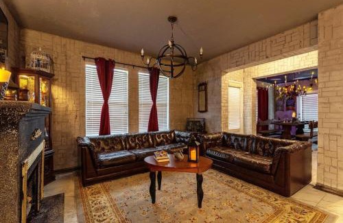 Lakeside Estates House | Stay at Hogwarts Harry Potter's Home, Free Parking, Pets Allowed