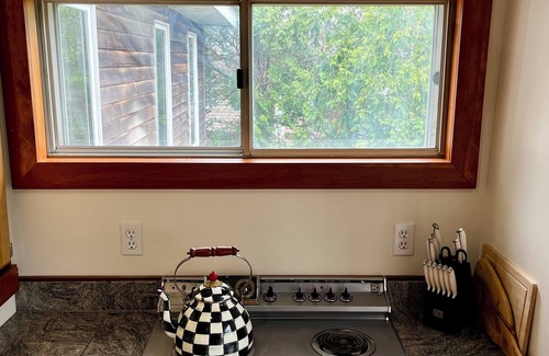 Baldwinsville House | Stay at our cozy pet friendly River Retreat on the banks of the Seneca River.
