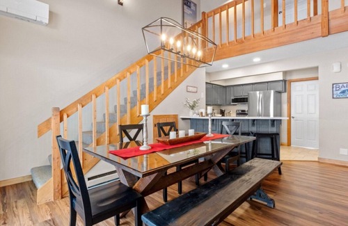 Lincoln House | stay at the base of loon walk to downtown Lincoln, indoor outdoor pool+hottub