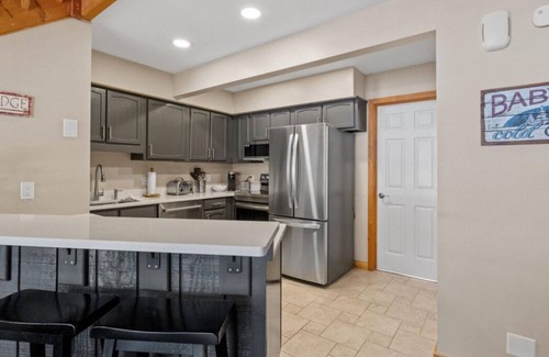 Lincoln House | stay at the base of loon walk to downtown Lincoln, indoor outdoor pool+hottub