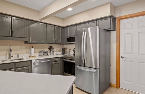 Lincoln House | stay at the base of loon walk to downtown Lincoln, indoor outdoor pool+hottub