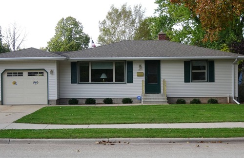 Green Bay House | STAY AT THE LUXURY TUNDRA HOUSE! A BLOCK TO LAMBEAU! OPEN FOR RAVENS GAME 12/27