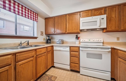 Four O'Clock House | Stay at Winterpoint 20 and walk to the Snowflake Lift and Main Street.