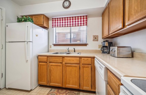 Four O'Clock House | Stay at Winterpoint 20 and walk to the Snowflake Lift and Main Street.