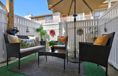Galveston House | Stay Awhile Condo Minutes to Beach with Pool