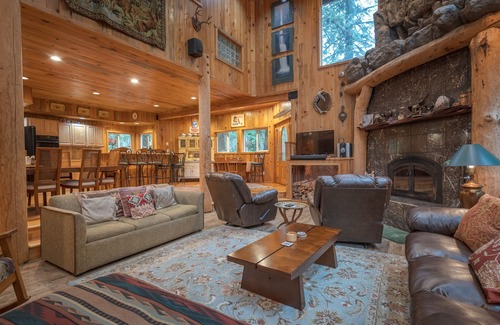 Rhododendron Cabin | Stay before 9/14 get the 3RD night FREE!Hot tub, fireplace