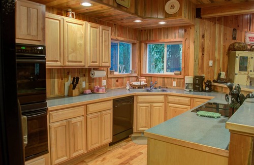 Rhododendron Cabin | Stay before 9/14 get the 3RD night FREE!Hot tub, fireplace