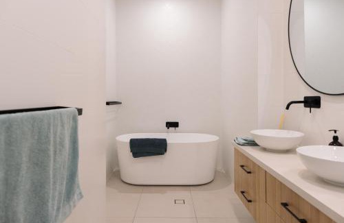Kingston Park Apartment | Stay by the sea in a luxe retreat