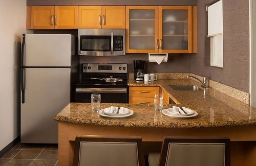 Brentwood Hotel | Stay Close to Downtown Nashville! 2 Suites with Free Breakfast & Pet Friendly