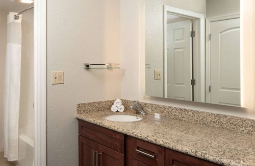 Brentwood Hotel | Stay Close to Downtown Nashville! 2 Suites with Free Breakfast & Pet Friendly