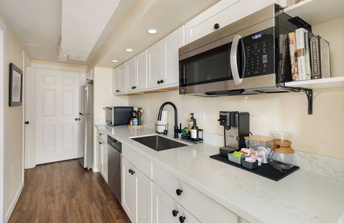 North End Apartment | Stay Cool - AC! Perfect for Exploring Tacoma. Pet Friendly. Free Parking.