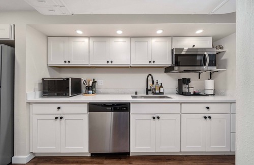 North End Apartment | Stay Cool - AC! Perfect for Exploring Tacoma. Pet Friendly. Free Parking.