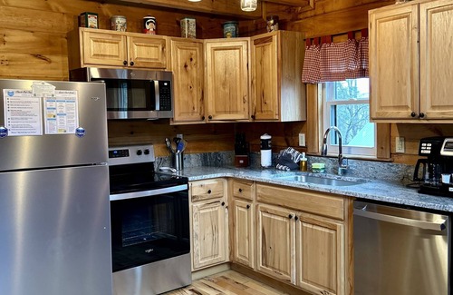 Gatlinburg Cabin | Stay downtown next to national park! -Hot Tub-Fireplace-Wifi-Dogs OK