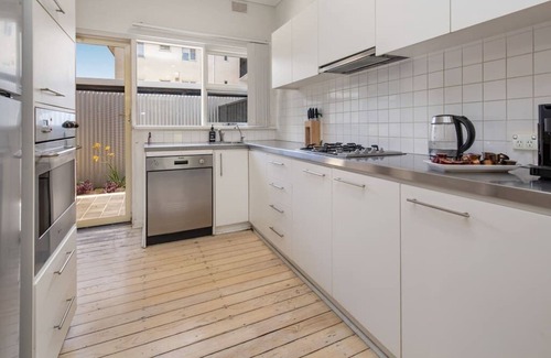 Glenelg South House | Stay Here On Pier- 2 Bdrm, Sleeps 4, Beach, Wifi