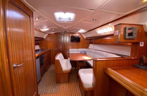 Albufeira Boat Rental | Stay in a Boat - Algarve (Blue Pearl)