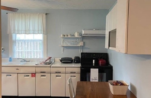 Bardstown House | Stay in a historic Early 1800s Guest House!