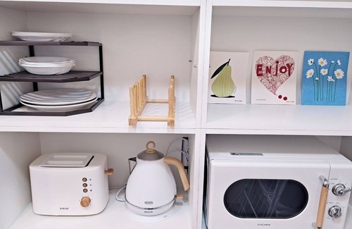 Sinchon-dong House | Stay in a sunny,clean,and spacious 5-bedroom house.