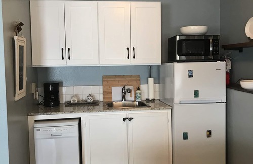 Frankston House | Stay in an old Historic Building in Downtown Frankston Square