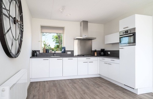 Akkrum House | Stay in our luxury Sneekermeer 6 Wellness with sauna, outdoor spa, and sunshower.