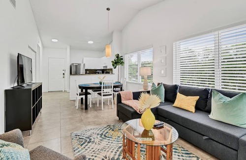 Mission Bay Apartment | Stay in our spacious 3-bed, 2-bath top-floor apartment in West Boca Raton