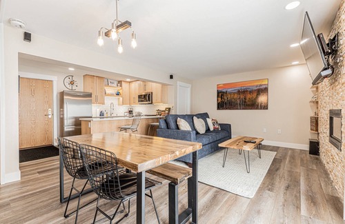 Steamboat Springs Condo | Stay in Style at the Resort – Hike/Bike In/Out, Mountain Views, Hot Tub, Fireplace, Deck & Elevator