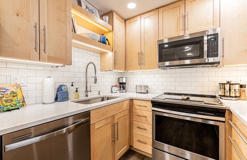 Steamboat Springs Condo | Stay in Style at the Resort – Hike/Bike In/Out, Mountain Views, Hot Tub, Fireplace, Deck & Elevator