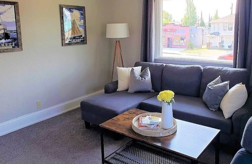 Everett Apartment | Stay in The Heart Of Everett's Historic Riverside Neighborhood!